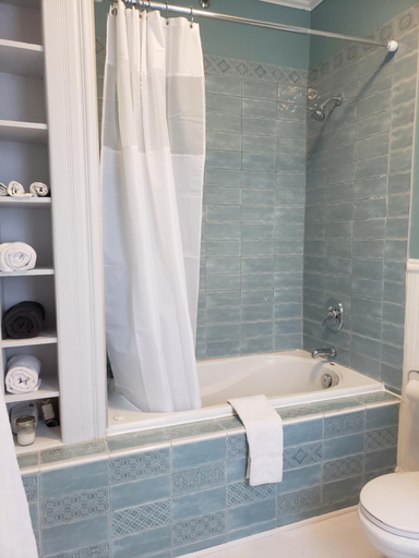 Bathroom 2, The Jellybean Heritage Inn, Division No. 1