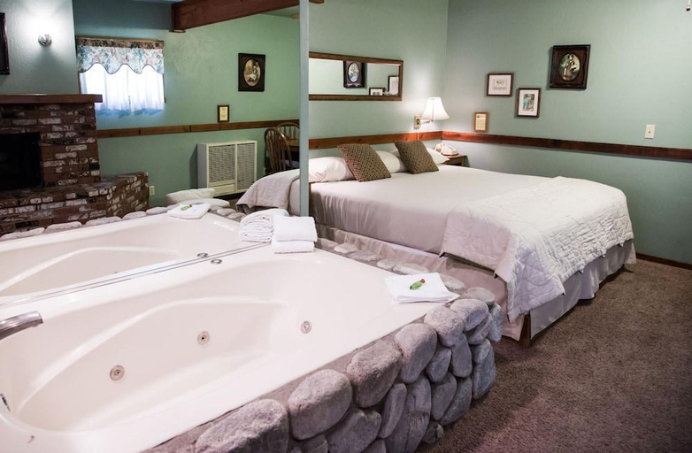 Bedroom 2, Sleepy Forest Cottages, San Bernardino