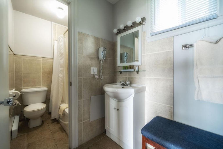 Bathroom 4, Hotel Cap-aux-Pierres, Charlevoix