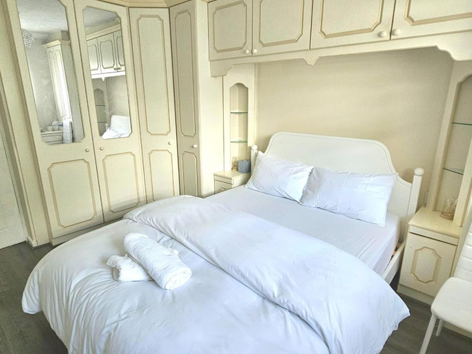 2, Jays-Rooms, Essex