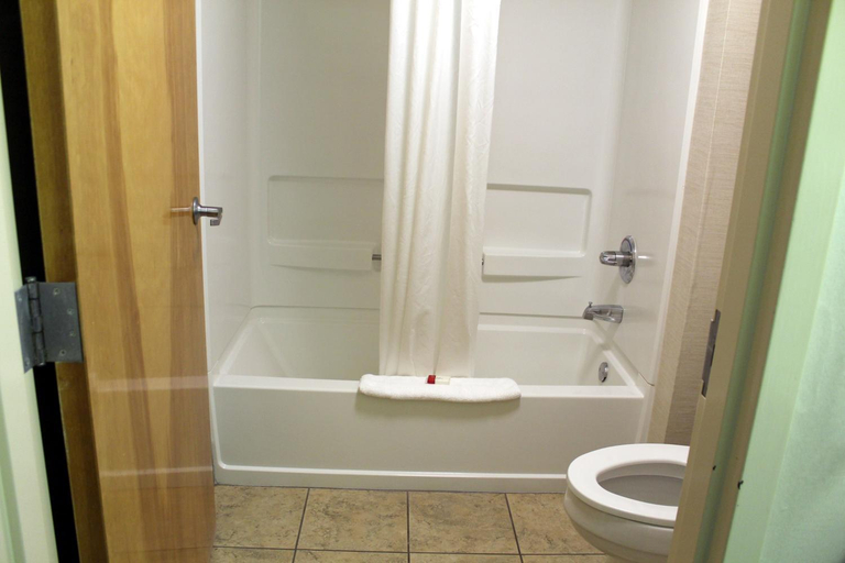 Bathroom 4, Baymont by Wyndham Franklin, Simpson