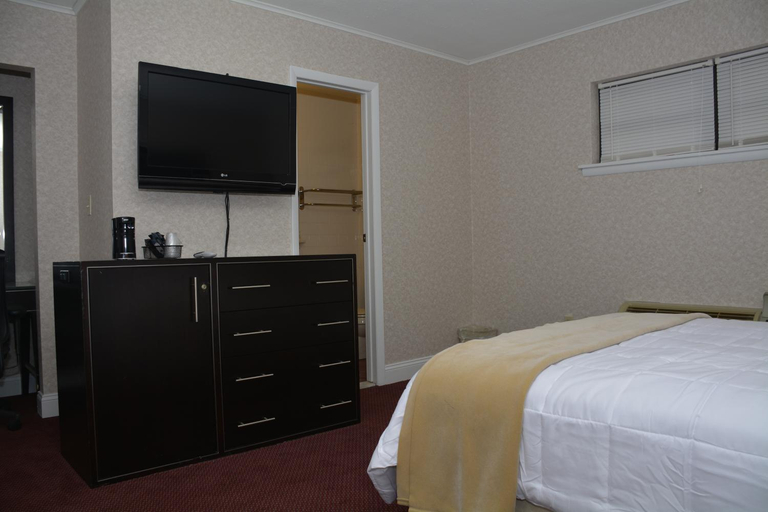 Bedroom 3, Atlantic Inn and Suites - Wall Township, Monmouth