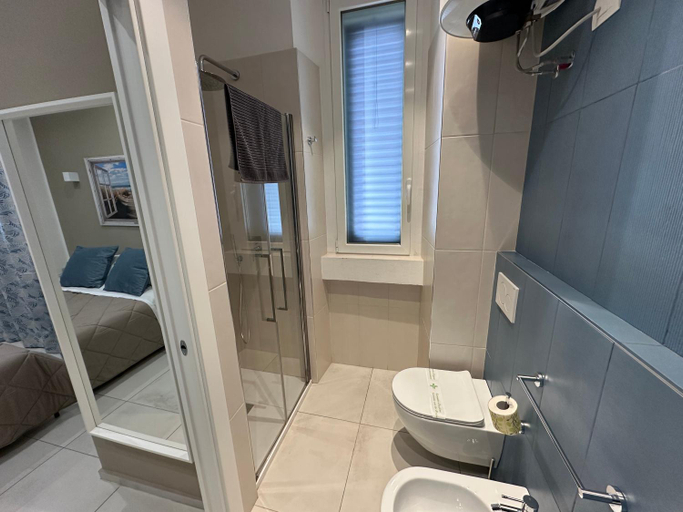 Bathroom 2, DI PASSAGGIO affittacamere, Bari