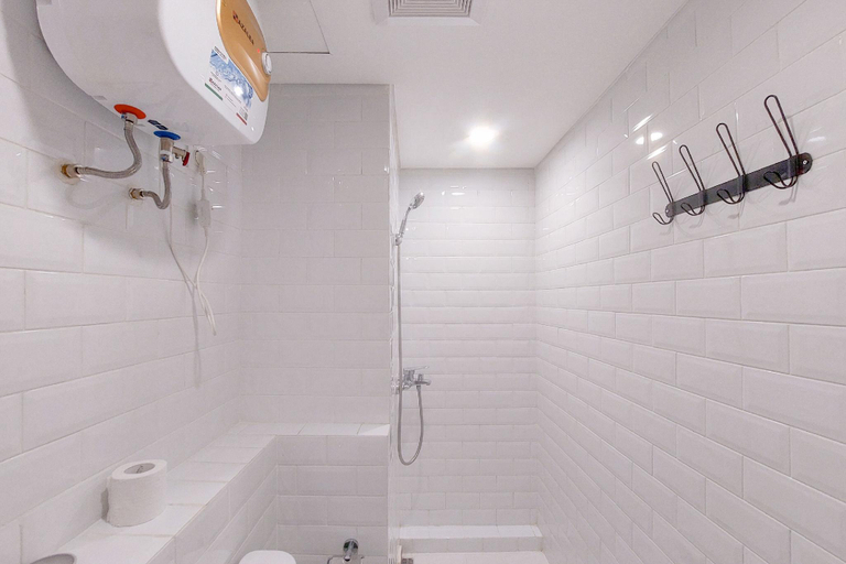 Bathroom 3, WellDesign Studio Loft Kingland Avenue By Travelio, Tangerang