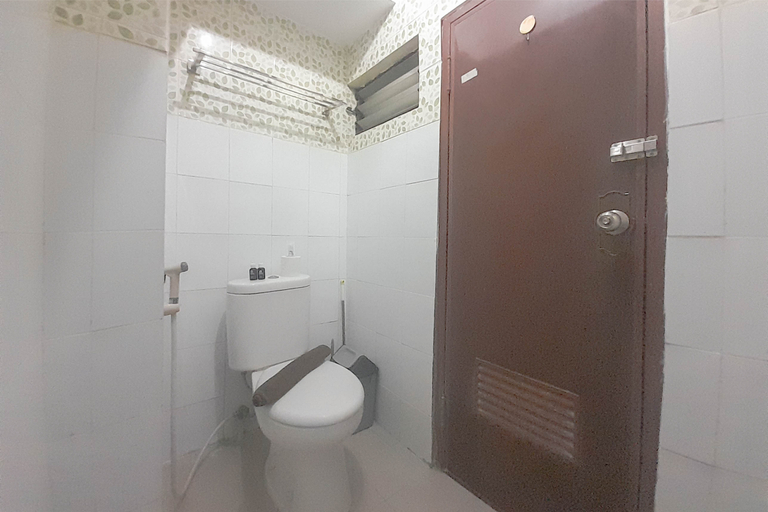 Bathroom 5, Basic Wood 2BR Apartment at Gateway Ahmad Yani Cicadas By Travelio, Bandung