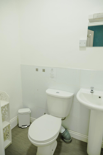 Bathroom 5, The Beechwood, Leeds