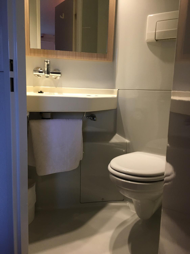 Bathroom 3, Premiere Classe Vannes, Morbihan
