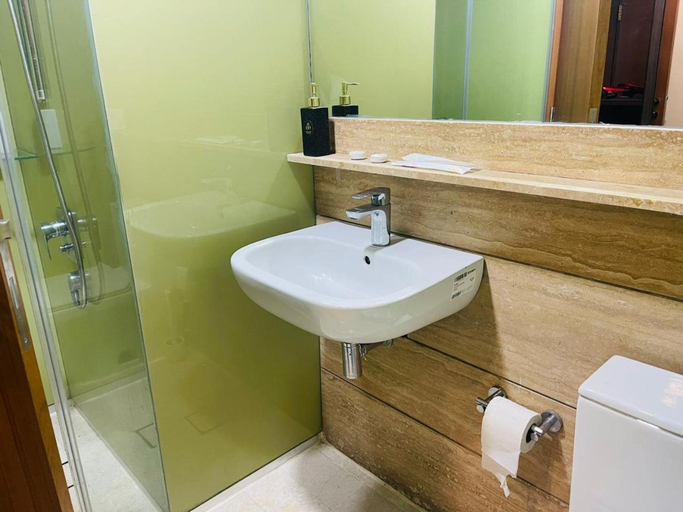 Bathroom 2, Sky suites Klcc by Zaid, Kuala Lumpur