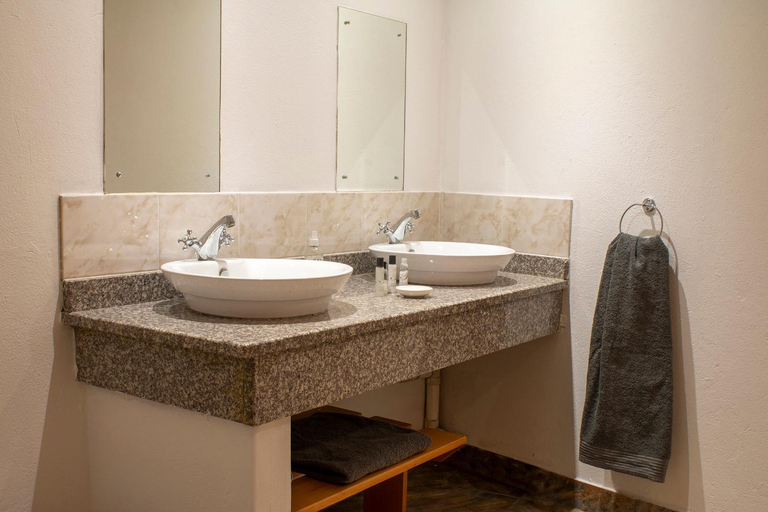 Bathroom, Rorke's Drift Bed & Breakfast, Umzinyathi