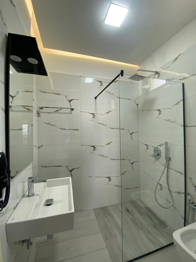 Bathroom 4, Hotel Kristal Borsh, Sarandës
