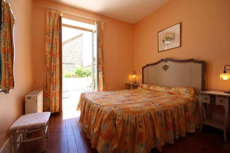 Bedroom 4, Les Gageres, Côte-d'Or