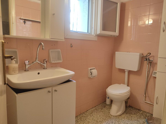 Bathroom, Argo apartment, Attica