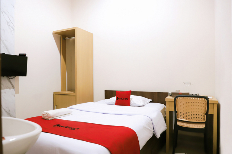 Bedroom 4, RedDoorz Syariah near Exit Toll Subang, Subang