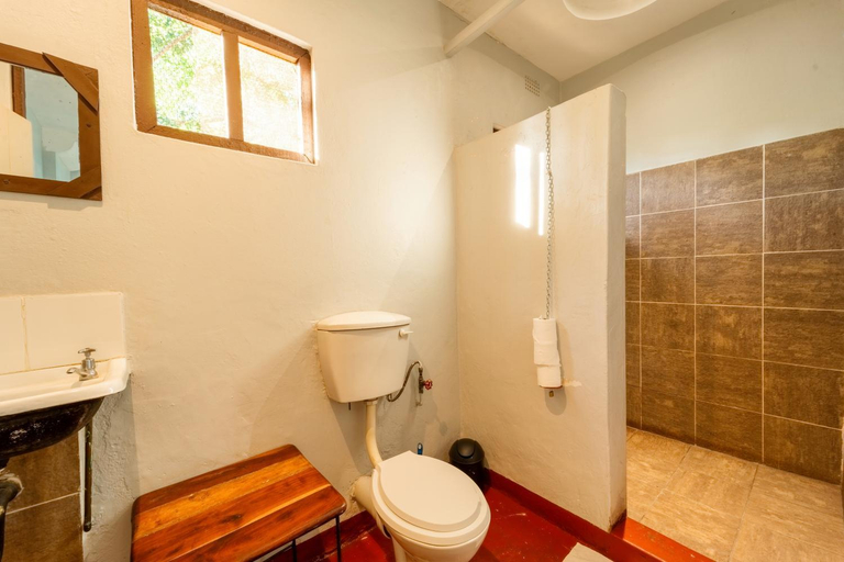 Bathroom 3, Shoestrings Backpackers , Hwange