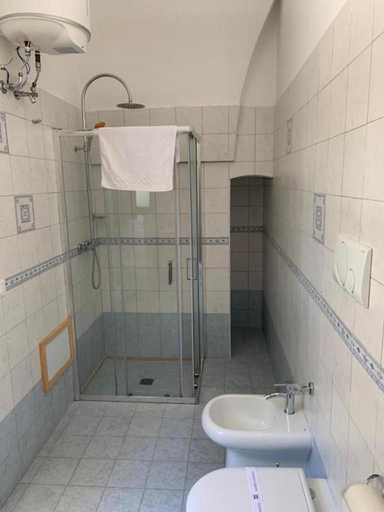 Bathroom 4, Palazzo De Donno Apartment 4, Lecce