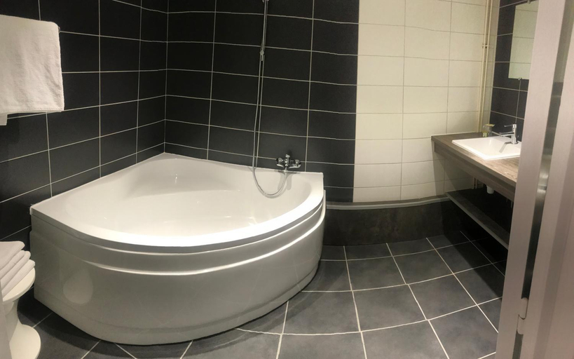 Bathroom 2, Le Clos Fleuri - Maison Vigier, Puy-de-Dôme