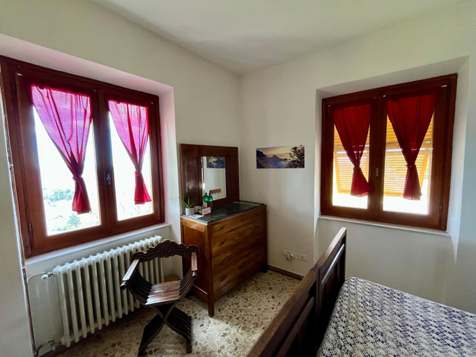 Bedroom 3, LA GINESTRA B&B, Massa Carrara