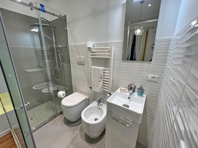 Bathroom 4, Residenza del Castillo, Palermo