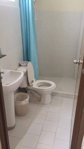 Bathroom, Ashley and Bill's Suites 'N Garden Hotel and Vacation Homes, Carcar