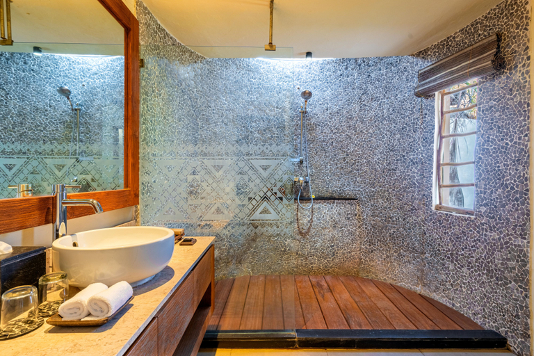 Bathroom 5, Mara River and Safari Lodge, Gianyar