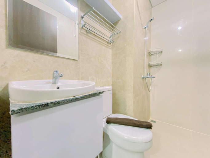 Bathroom 2, Cozy Design 2BR Transpark Cibubur By Travelio, Depok