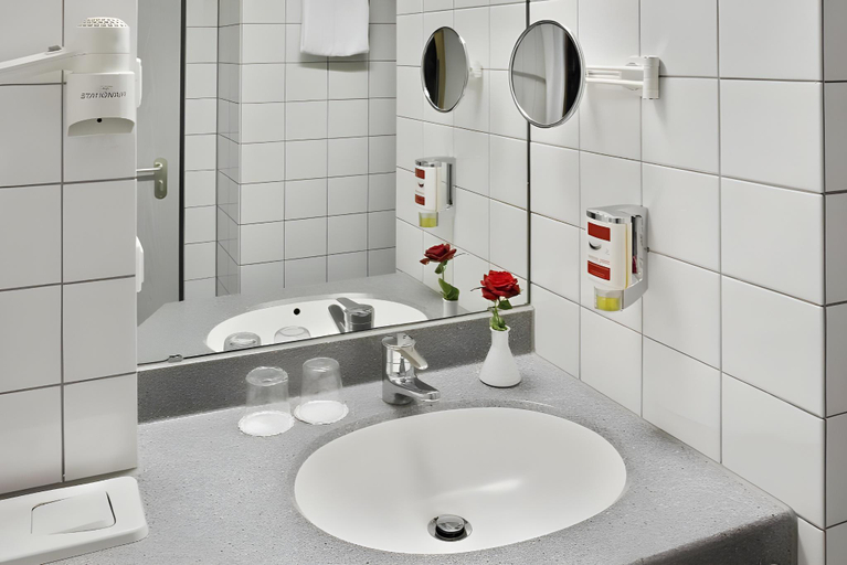 Bathroom 5, H+ Hotel Koln Bruhl by Sunday Hotels, Rhein-Erft-Kreis
