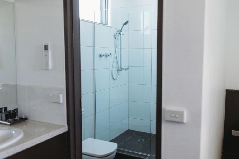 Bathroom 5, Echuca Nirebo Hotel, Campaspe - Echuca