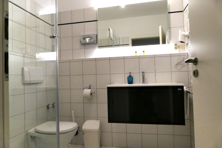 Bathroom 4, Hasi's Hotel, Ebersberg