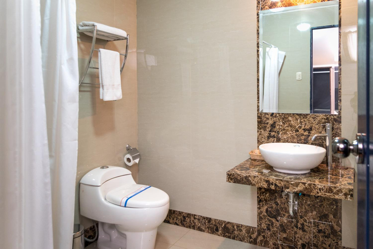 Bathroom 2, Hotel Limacpampa, Cusco