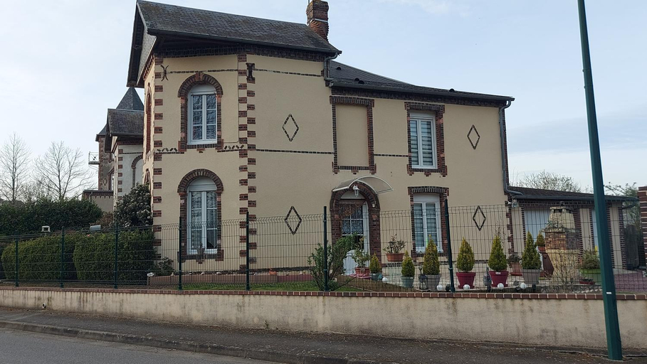 Exterior & Views