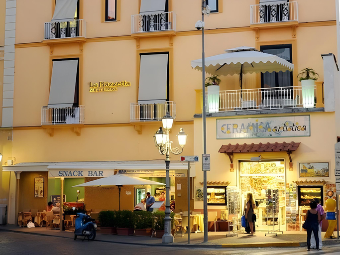 Exterior & Views 2, La Piazzetta Guest House, Napoli
