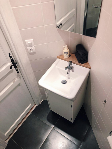 Bathroom 2, Auberge Lion D'Or, Tarn-et-Garonne