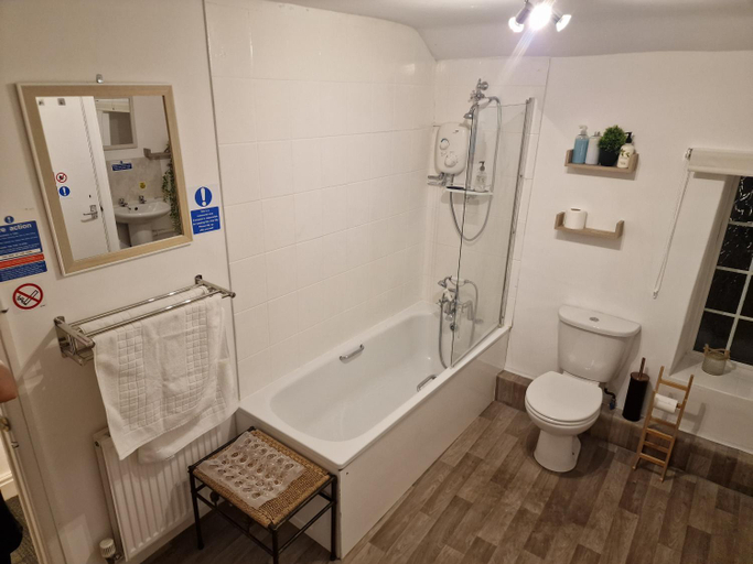 Bathroom 5, The Village Inn, Liddington, Swindon
