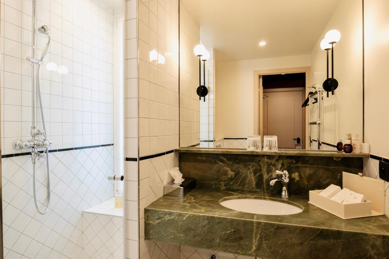 Bathroom 4, UNE AUTRE CHAMBRE, Paris