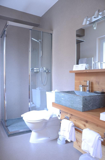 Bathroom 3, Hotel La Romantica, Bernina