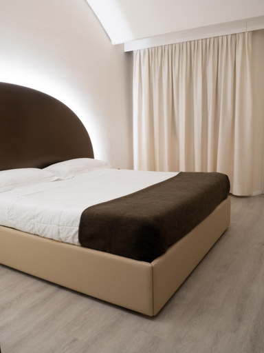 Others 5, Dealuna Motel, Parma