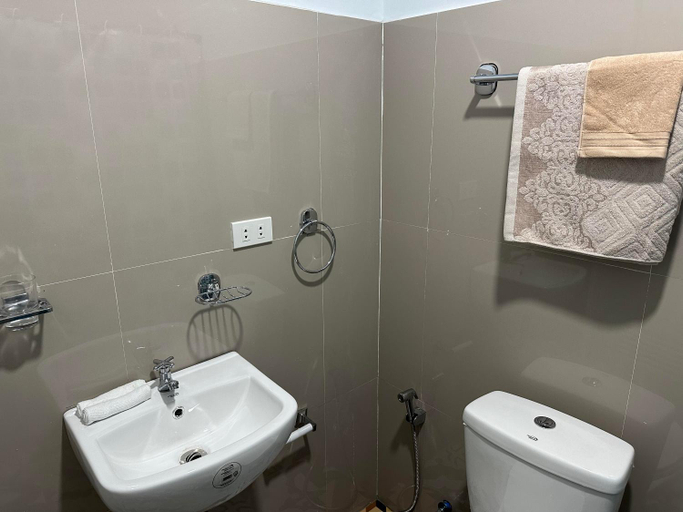 Bathroom 2, Pennington Inn, San Lorenzo