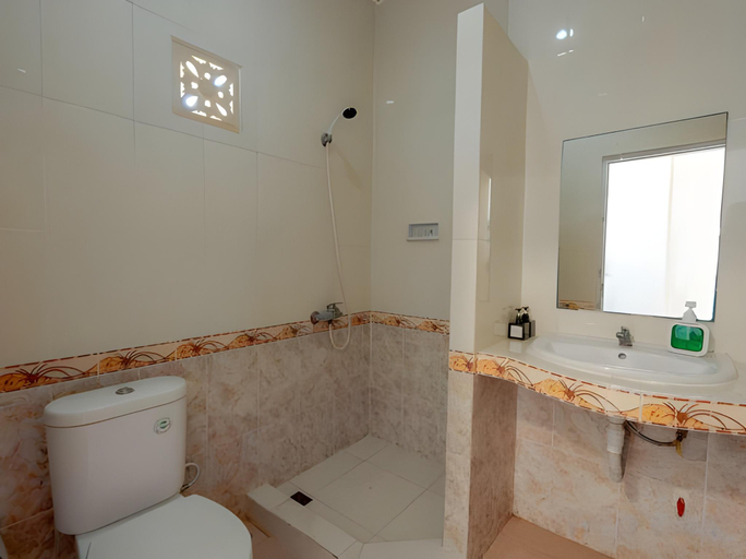 Bathroom 4, Urbanview Hotel Rasa Sayang Inn Tanjung Benoa Bali, Badung