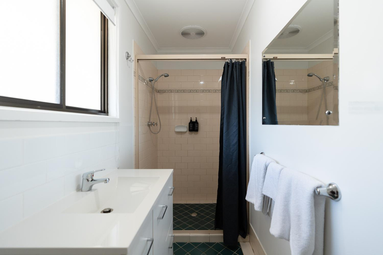 Bathroom 3, Highway 1 Caravan and Tourist Park, Adelaide