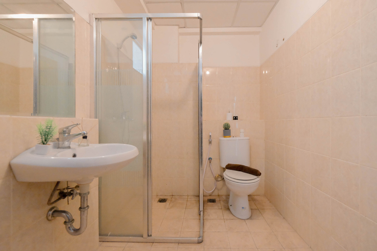 Bathroom 5, 2BR near MRT Station at The Wave Kuningan By Travelio, Jakarta Selatan