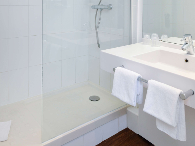 Bathroom 4, ibis Styles Angoulême Nord, Charente