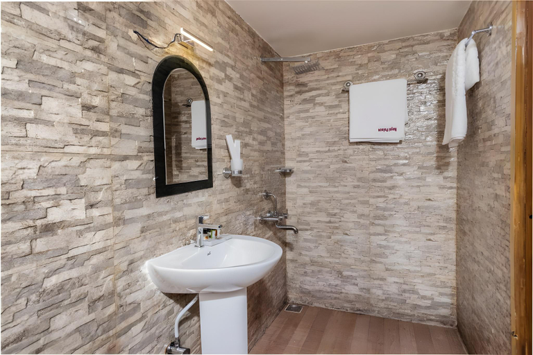 Bathroom 4, Dreams Spectrum Luxury houseboat, Alappuzha