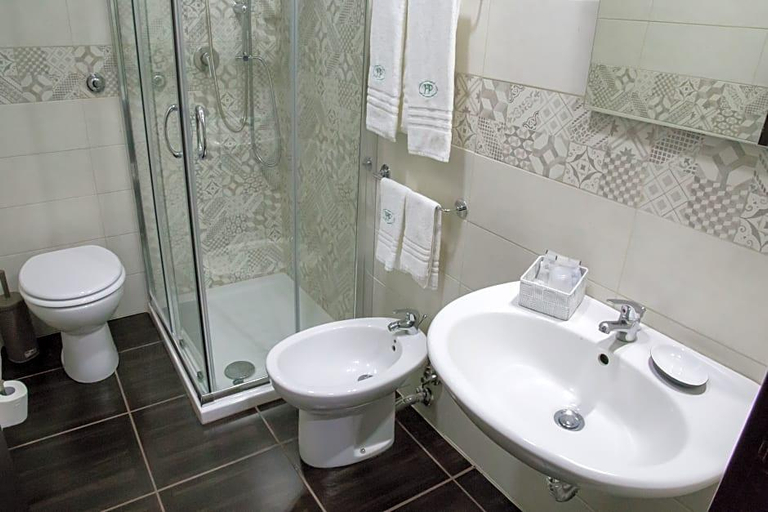 Bathroom 5, Hotel la Pergola, Napoli