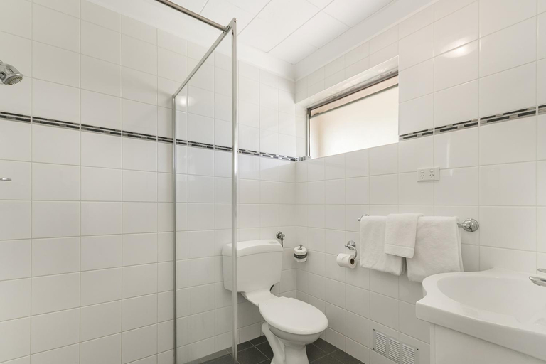 Bathroom 3, Flag Motor Lodge, Perth
