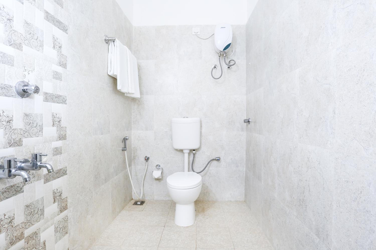Bathroom 4, Treebo Comforts Inn, University Road Deralakatte, Dakshina Kannada