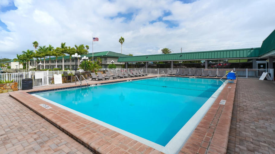 Sport & Beauty 4, Heated Pool, Fireplace, 70" TV, Waterfront & More!, Manatee