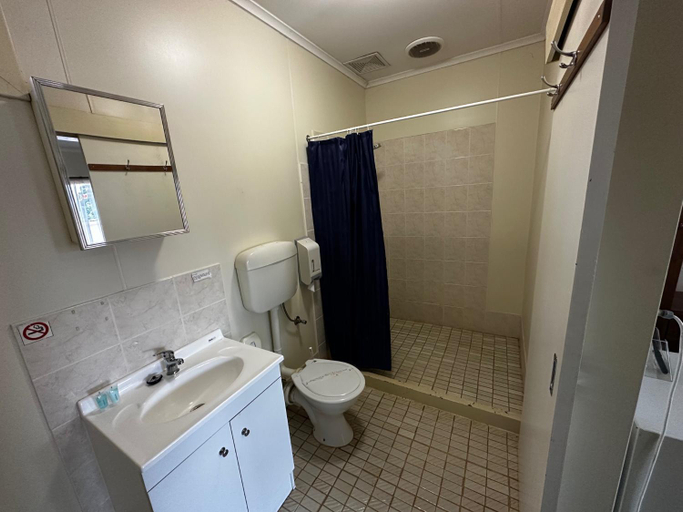 Bathroom 3, Wudinna Gawler Ranges Motel and Caravan Park, Le Hunte