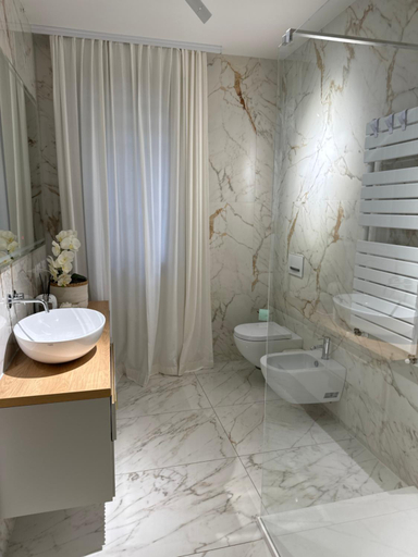 Bathroom, Linda, Reggio Nell'Emilia