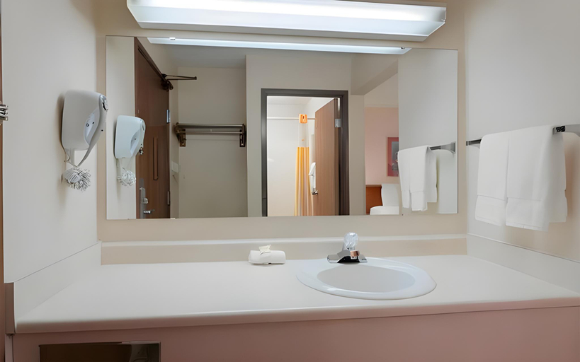 Bathroom, Norwood Inn & Suites Indianapolis, Indianapolis