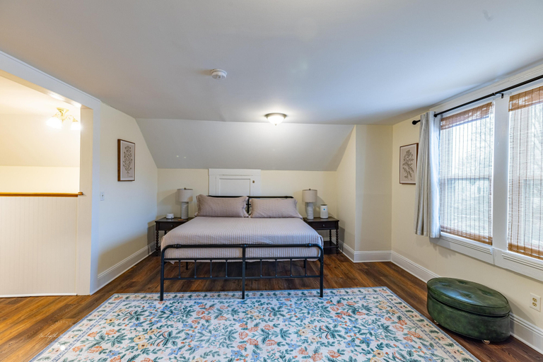 Bedroom 4, The Grey Swan Inn, Nottoway